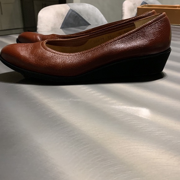 Salvatore Ferragamo Cognac Brown Pebbled Leather Flat Size 9 - Picture 4 of 11